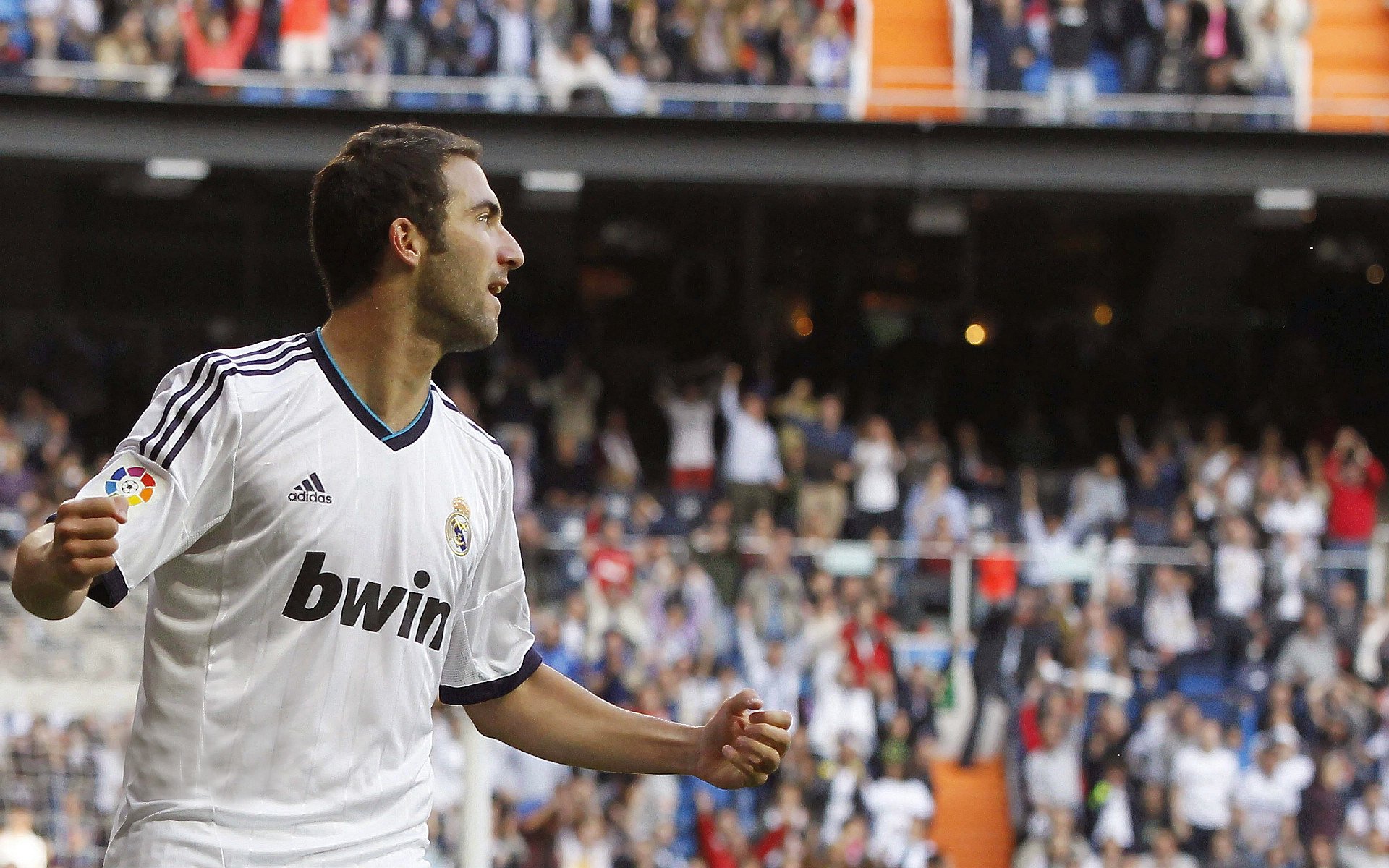 “西甲战火不断：实力派俱乐部拼尽全力”，西甲俱乐部球队